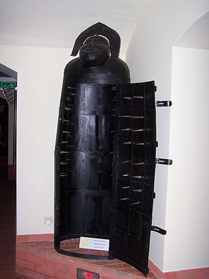 300px-Muzeum_Ziemi_Lubuskiej_-_Muzeum_Tortur_-_Żelazna_dziewica.JPG.jpg