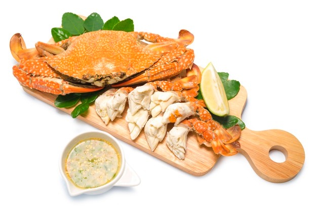 steamed-crab-with-spicy-seafood-sauce-on-the-wooden-plate-steamed-blue-crab-with-spicy-dip-thai-style-seafood_192913-468.jpg