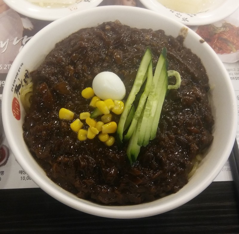투디갤 - 옛날처럼 고명 올려주는 짜장면 먹고 싶다